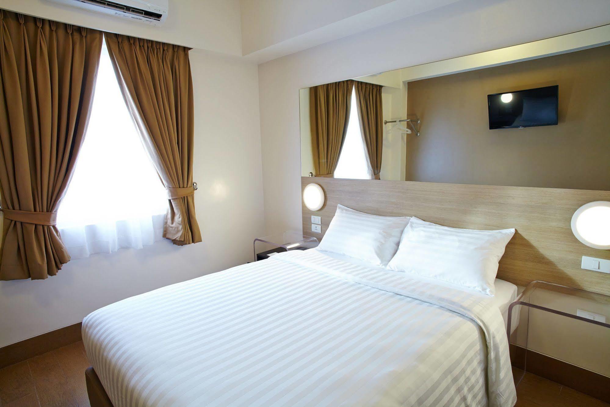 Red Planet Manila Malate Mabini Hotel Exterior foto